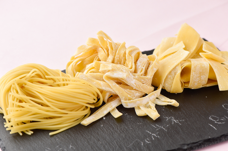 パスタは生めん。数種類を使い分け!