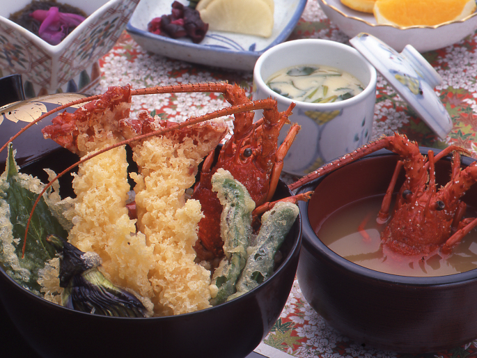 伊勢海老のまるごと天丼(3,300円)~外はサクサク、中はふんわり!伊勢海老ならではの食感、あじわいです。伊勢海老の味噌汁もついています!