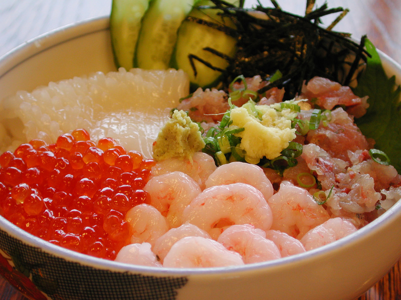 海鮮丼(1,080~1,980円)~ミニ海鮮丼は1,080円からとお手頃な価格で提供しています。お好きなネタを選んでのせることもできます。