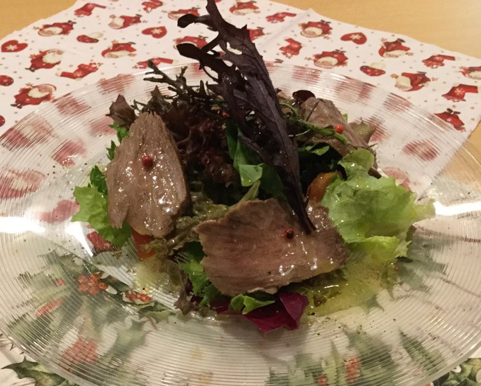 あしたか牛モモ肉の冷製ロースト、サラダ仕立て