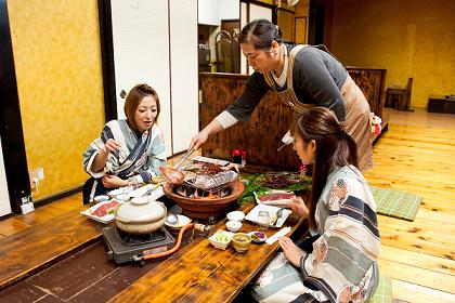 目の前で焼きながらお召し上がりください