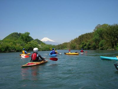 カヌーで富士山に向かって川下り