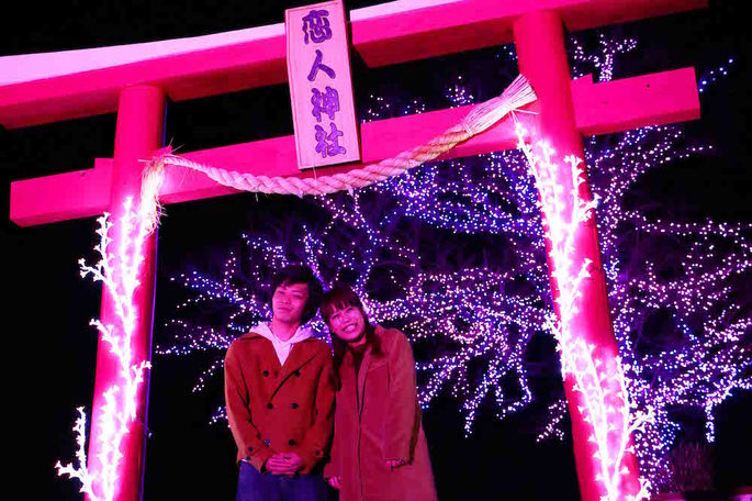 見事カップルになったら、公園内にある恋人神社でお参りしよう