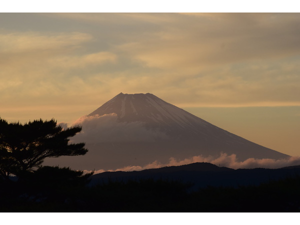 小室山より夕暮れの富士が