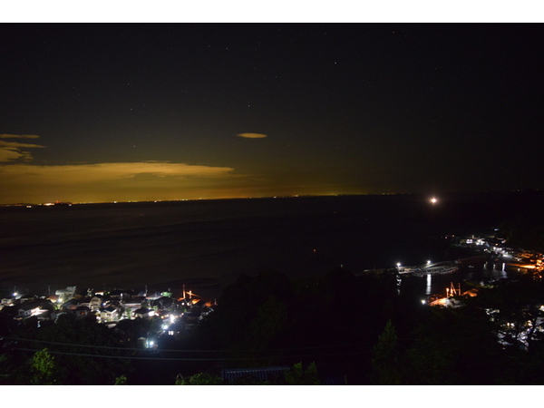 川奈港の夜景に満天の星空を見る。
