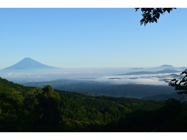 富士山麓に雲が流れる