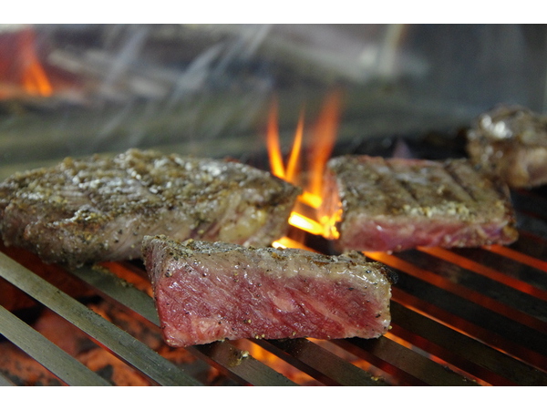 ステーキは、溶岩グリラーで焼き上げます。