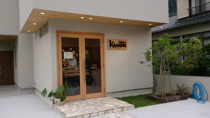 西中のひかり保育園の前にある小さなお菓子屋さんです。