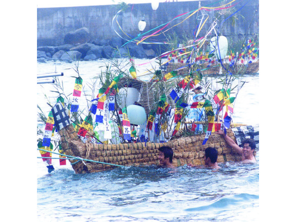 麦わら舟流し