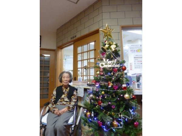 介護付き有料老人ホーム　ウェルケア伊豆高原　クリスマスツリーの飾り付け