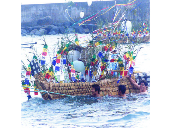 麦わら舟流し