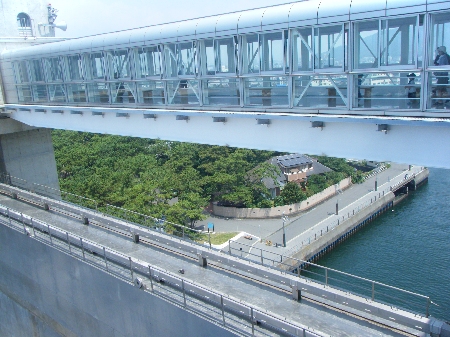沼津港水門展望施設「びゅうお」の連絡橋