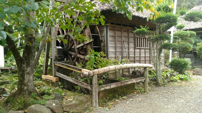 峠の茶屋の水車